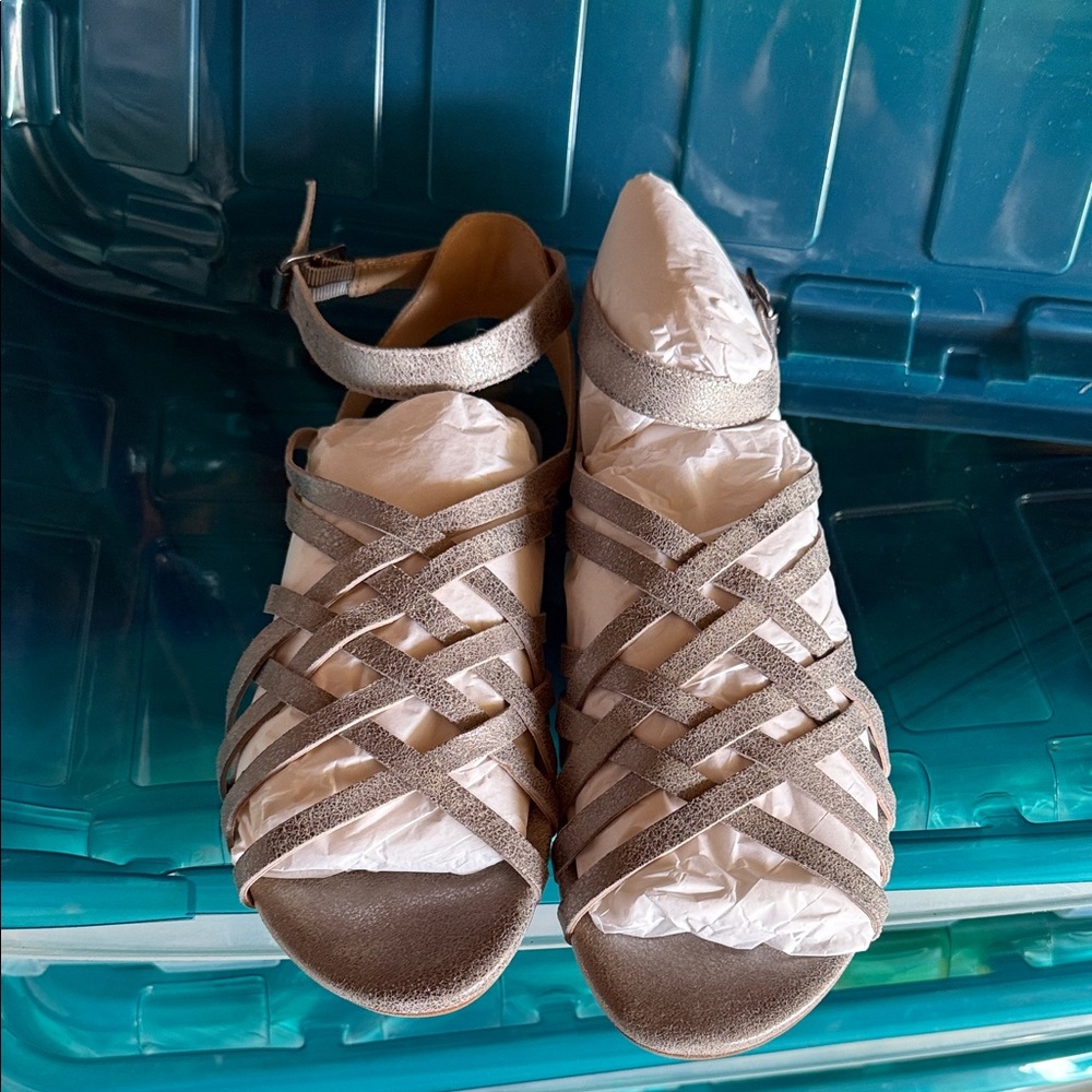 Johnston & Murphy Shimmering Silver Sandals
